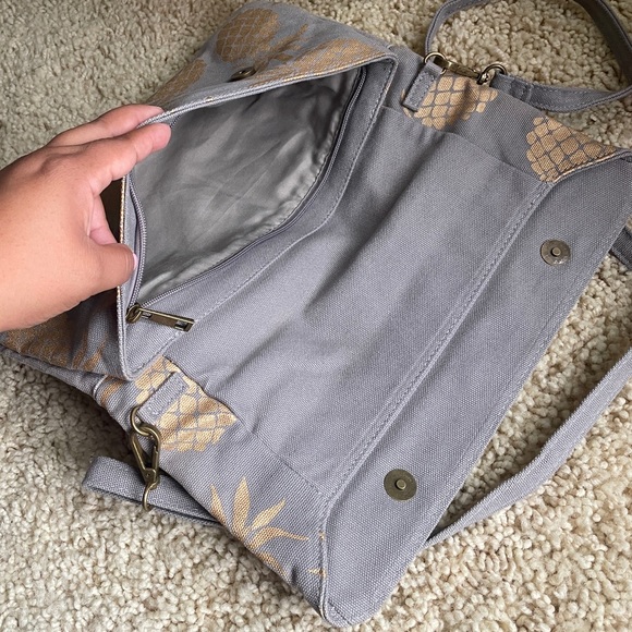 Caribbean Joe Grey & Gold Pineapples Expandable Clutch/Removable Crossbody Strap - Picture 5 of 11